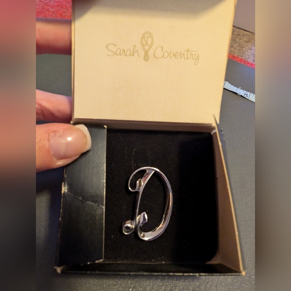 NIB Vintage Sarah Coventry Cursive "D" Brooch - Picture 1 of 6
